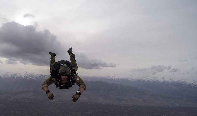 Mỗi thành viên đội cứu hộ sở hữu kỹ thuật nhảy dù rất điêu luyện. Ảnh: Warspot Edition.