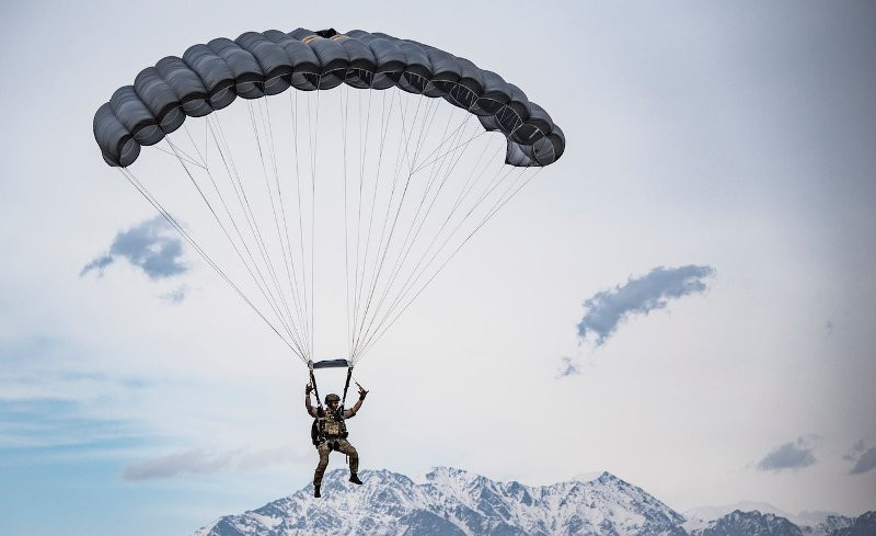 Họ có thể tiếp cận bất kỳ nơi đâu bằng cách nhảy dù, trong khi những phương pháp di chuyển khác cần rất nhiều thời gian. Ảnh: Warspot Edition.