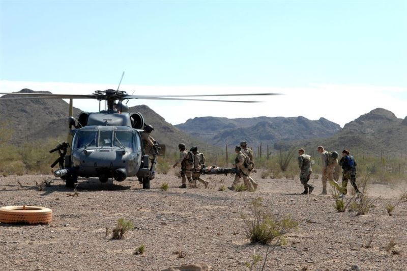 Nạn nhân được đưa lên trực thăng trong một tình huống cứu hộ giả định. Ảnh: Warspot Edition.