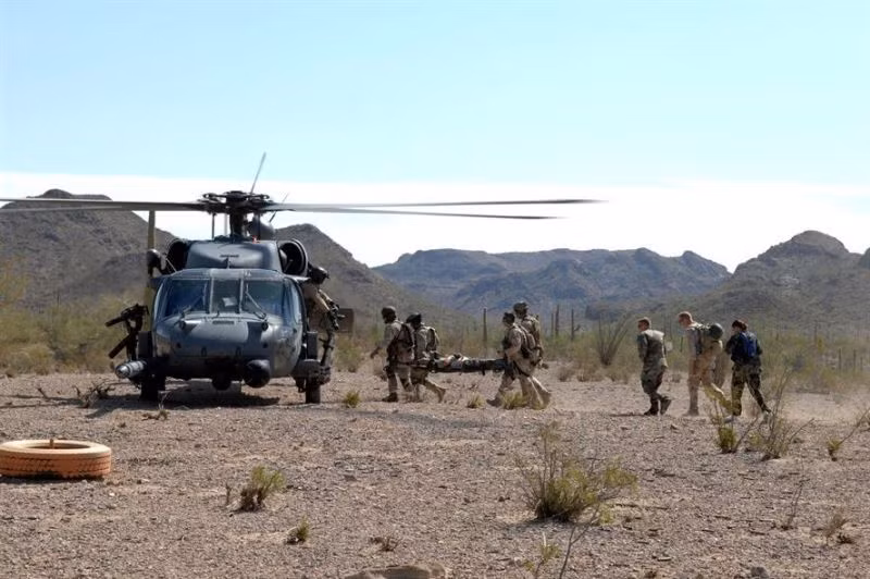 Nạn nhân được đưa lên trực thăng trong một tình huống cứu hộ giả định. Ảnh: Warspot Edition.