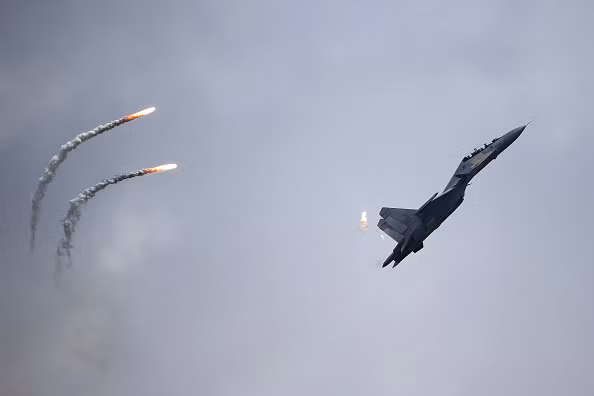 Chiến đấu cơ này có thể thực hiện những động tác nhào lộn "không đụng hàng" điển hình là kỹ thuật bay "rắn hổ mang" nổi tiếng. Ảnh: Bloomberg.