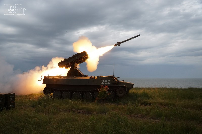 Hệ thống tên lửa phòng không tầm thấp SA-13 khai hỏa diệt mục tiêu. Đây là hệ thống phòng không có khả năng cơ động cao trên chiến trường. Ảnh: Mclaud9404.