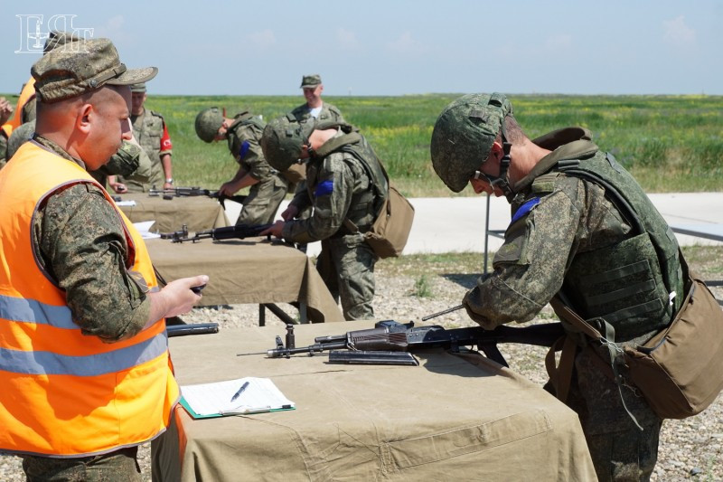 Các binh sĩ đang thi tháo lắp súng nhanh. Kỹ năng thao tác nhanh với súng có vai trò rất lớn trong việc làm chủ tình hình trên chiến trường, bởi ai nhanh hơn người đó sẽ thắng. Ảnh: Mclaud9404.