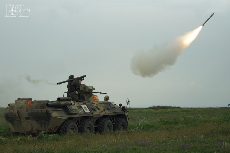 Tên lửa phòng không vác vai rời bệ phóng lao thẳng đến mục tiêu. Ảnh: Mclaud9404.