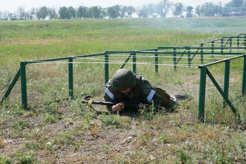 Một binh sĩ vượt chướng ngại vật trong phần thi cơ động chiến thuật trên chiến trường. Ảnh: Mclaud9404.