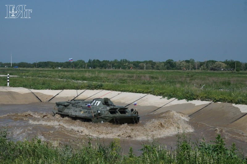 Xe bọc thép chở quân BTR-82 vượt chướng ngại vật. Ảnh: Mclaud9404.