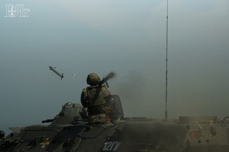 Khai hỏa diệt mục tiêu ngay trên xe thiết giáp, sau đó nhanh chóng cơ động để tránh bị đối phương phản công. Ảnh: Mclaud9404.