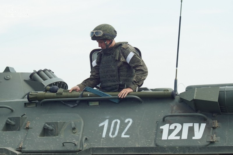 Một binh sĩ chuẩn bị tên lửa phòng không vác vai để chống lại mục tiêu đường không tầm thấp. Ảnh: Mclaud9404.