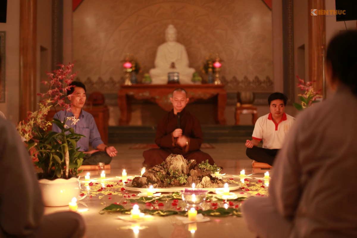 Thiền trà là một pháp môn thực tập thú vị trong đạo Phật. Đó là cách vận dụng thiền một cách linh động với hình thức thực hiện cơ bản là uống trà trong chánh niệm, nghe quý thầy chia sẻ đạo lý tập trung vào một chủ đề nhất định. Ảnh: Trung Hiếu.