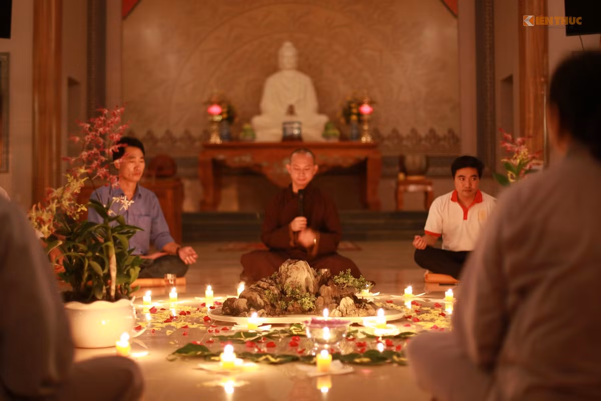Thiền trà là một pháp môn thực tập thú vị trong đạo Phật. Đó là cách vận dụng thiền một cách linh động với hình thức thực hiện cơ bản là uống trà trong chánh niệm, nghe quý thầy chia sẻ đạo lý tập trung vào một chủ đề nhất định. Ảnh: Trung Hiếu.