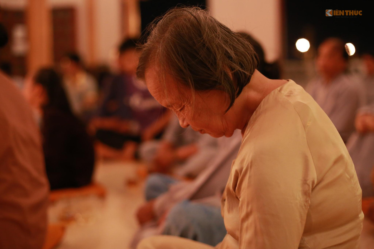 Người thưởng trà khi tham gia nghi thức trà lễ là đã tự rũ bỏ tất cả cuộc đời náo nhiệt, quên hết dục vọng và tâm hồn tĩnh lặng như hồ nước. Người thế tục uống trà là để tìm sự an tĩnh cho tâm hồn nhưng với người thiền định thì uống trà là một phương cách để tĩnh tọa. Ảnh: Trung Hiếu.