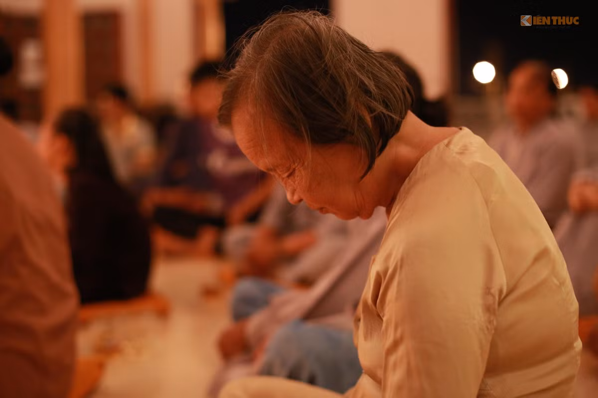 Người thưởng trà khi tham gia nghi thức trà lễ là đã tự rũ bỏ tất cả cuộc đời náo nhiệt, quên hết dục vọng và tâm hồn tĩnh lặng như hồ nước. Người thế tục uống trà là để tìm sự an tĩnh cho tâm hồn nhưng với người thiền định thì uống trà là một phương cách để tĩnh tọa. Ảnh: Trung Hiếu.