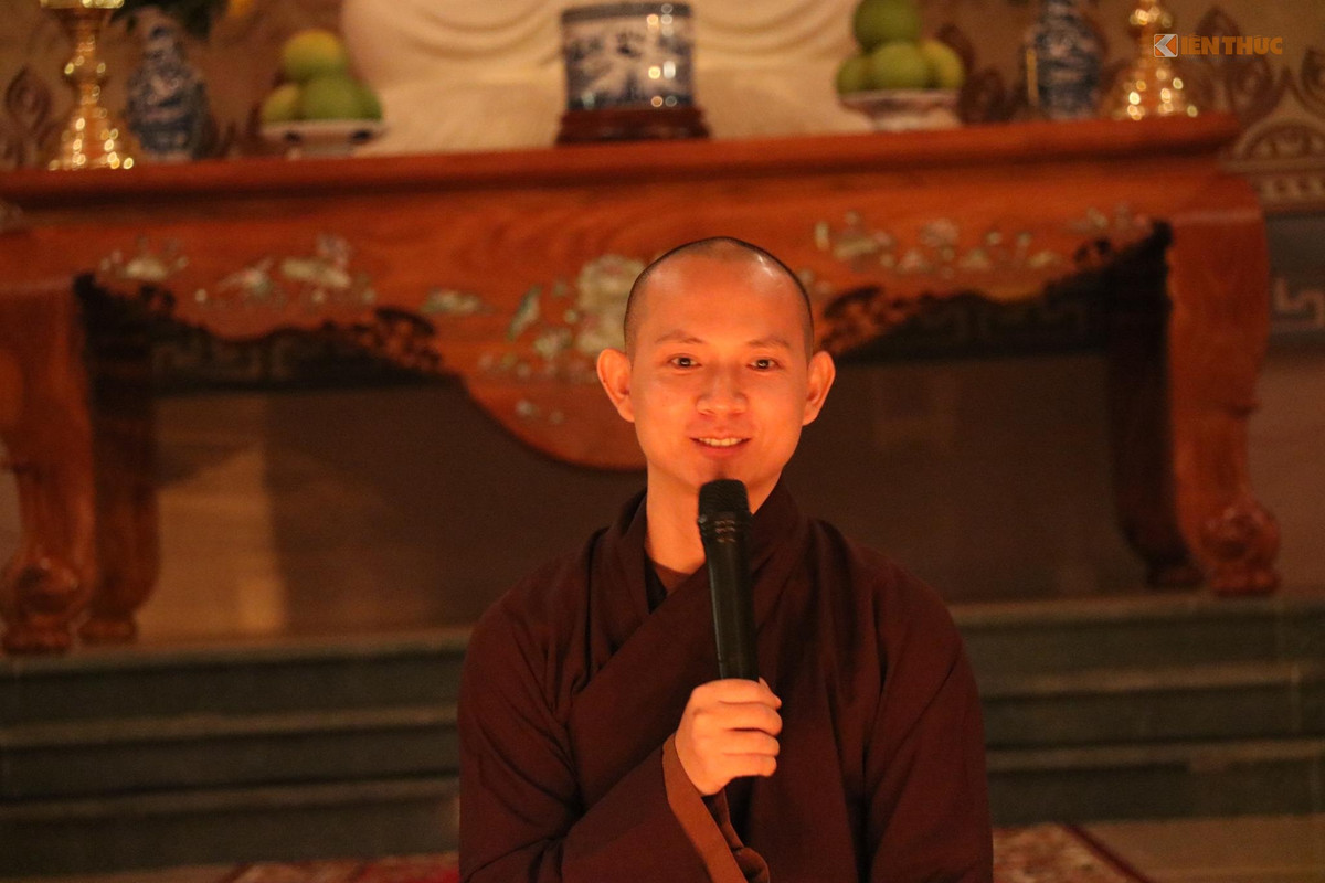 Đại đức Thích Khải Đạo, giám tự chùa Hoằng Phúc, cho biết Trà đạo gắn liền với văn hóa phương Đông, hiện hữu ngay trong sự dân giã nơi cuộc sống thường ngày của xã hội. Trà đã theo con người từ cuộc sống từ sinh đến tử, gắn liền với cuộc sống. Từ sự dân giã con người tìm ra thế giới yên bình, thông qua tách trà để nội soi bản thể, thức tỉnh tâm hồn. Ảnh: Trung Hiếu.
