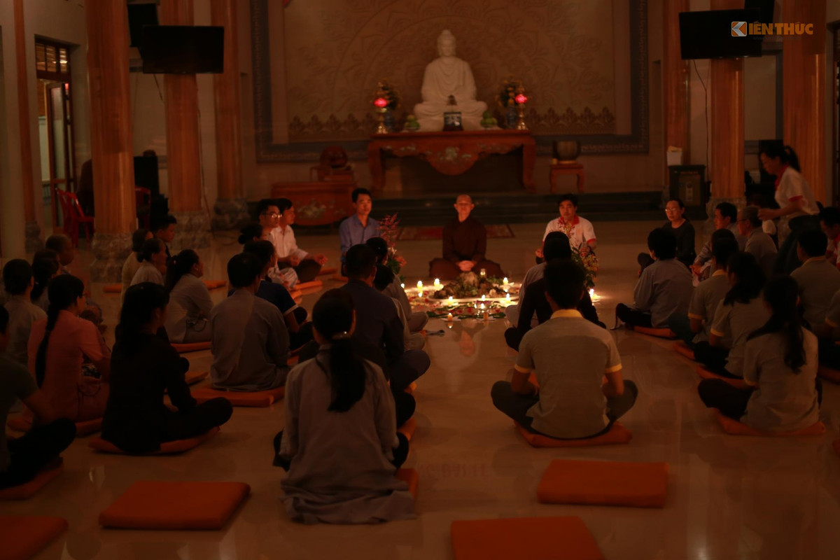 Hiểu được những áp lực cuộc sống của con người, quý thầy chùa Hoằng Phúc ở Mỹ Thủy, Lệ Thủy, Quảng Bình đã tổ chức các buổi thiền trà, giúp mọi người học cách buông bỏ những tham, sân, si để thư giãn tinh thần, vượt qua những căng thẳng trong cuộc sống. Ảnh: Trung Hiếu.