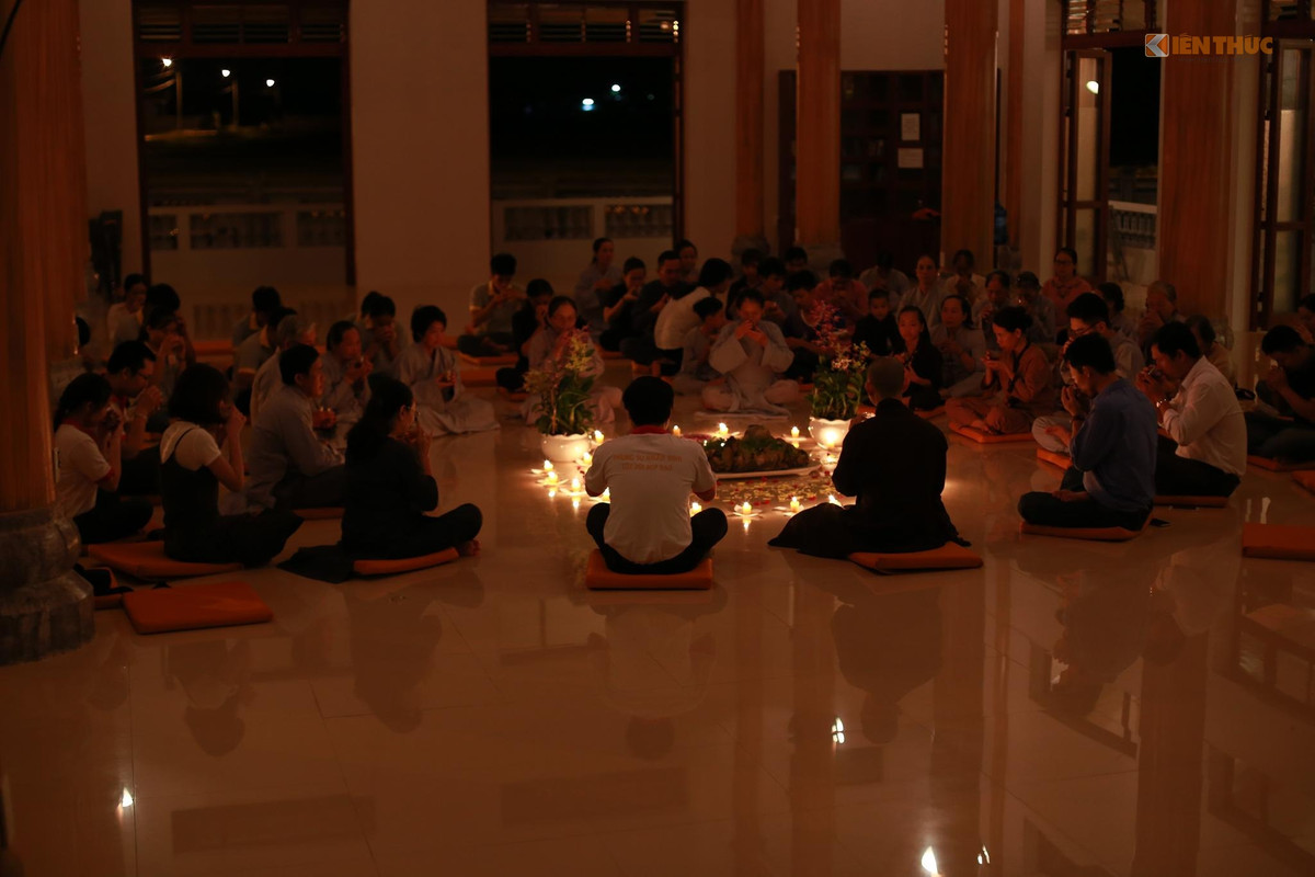 Tất cả diễn ra với mục đích buông xả: buông xuống mỏi mệt muộn phiền, buông xuống bản ngã, nhìn đời bằng mắt thương. Phương châm của thiền trà là bây giờ và ở đây, nghĩa là bạn buông xuống mọi cảm xúc của mình ngay lúc này và bỏ lại ở đây, chỉ mang sự bình tâm ra về. Ảnh: Trung Hiếu. 