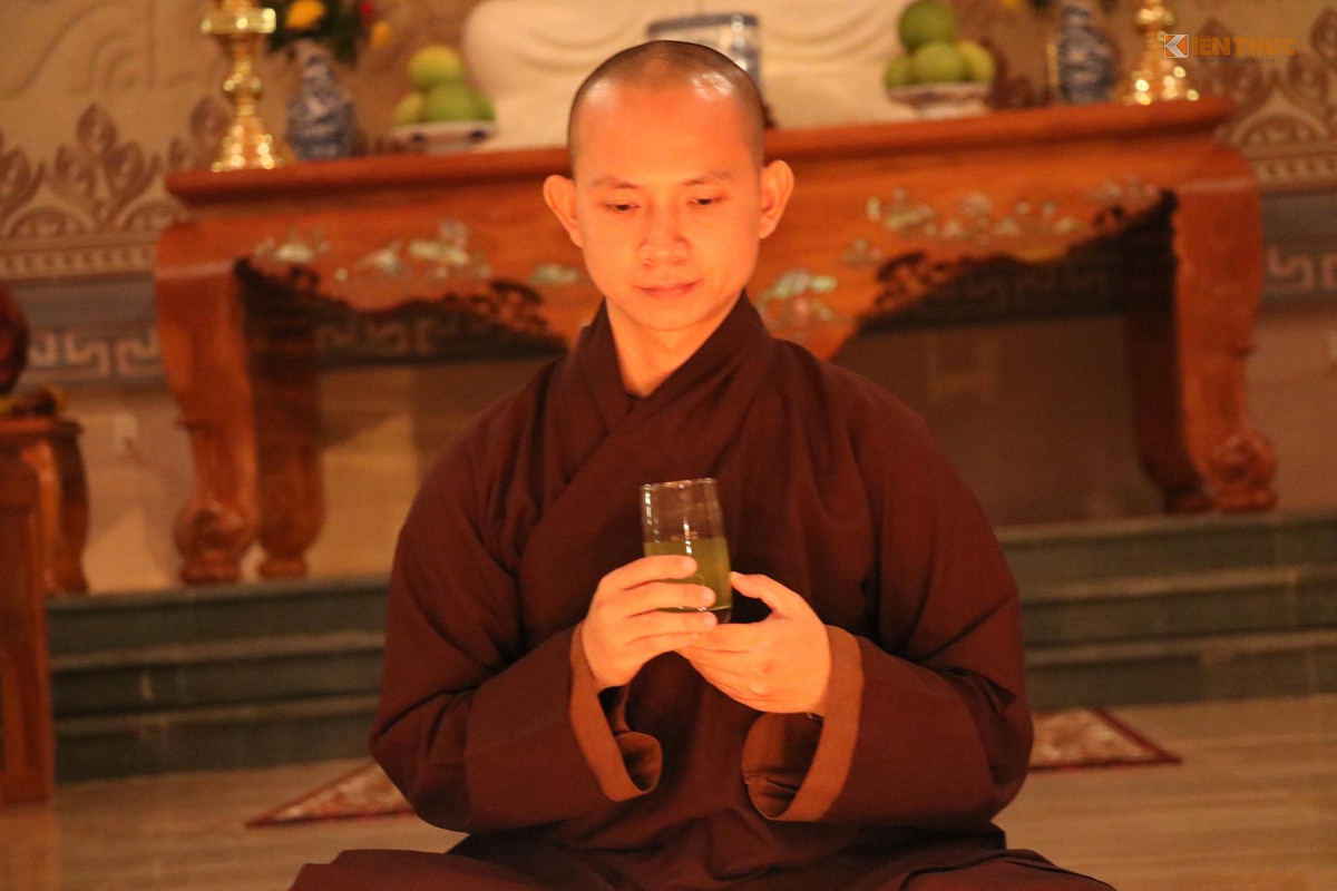 Thiền trà là nghệ thuật pha trà và uống, từ cảm nhận tinh tế đưa tinh thần ta hòa nhập vào cội nguồn tâm linh. Nguyên tắc Trà đạo ẩn chứa trong nguyên tắc sống thiền: hòa hợp, trang trọng, tinh sạch và tĩnh lặng hòa hợp. Ảnh: Trung Hiếu.