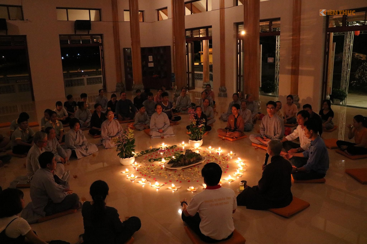 Đại đức Khải Đạo cho biết thêm sau khi tham dự buổi thiền trà ở một ngôi chùa phía Bắc, thầy nhận thấy đây là hình thức thư giãn hay và cần được nhân rộng, đặc biệt là ở Lệ Thủy, quê hương của Đại tướng Võ Nguyên Giáp, nơi người dân chưa có nhiều cơ hội tiếp cận với Phật giáo. Ảnh: Trung Hiếu.