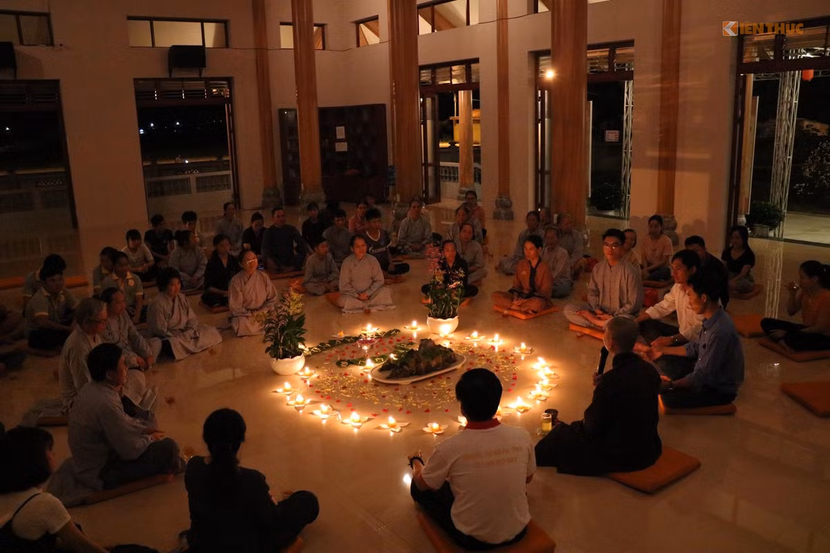 Đại đức Khải Đạo cho biết thêm sau khi tham dự buổi thiền trà ở một ngôi chùa phía Bắc, thầy nhận thấy đây là hình thức thư giãn hay và cần được nhân rộng, đặc biệt là ở Lệ Thủy, quê hương của Đại tướng Võ Nguyên Giáp, nơi người dân chưa có nhiều cơ hội tiếp cận với Phật giáo. Ảnh: Trung Hiếu.