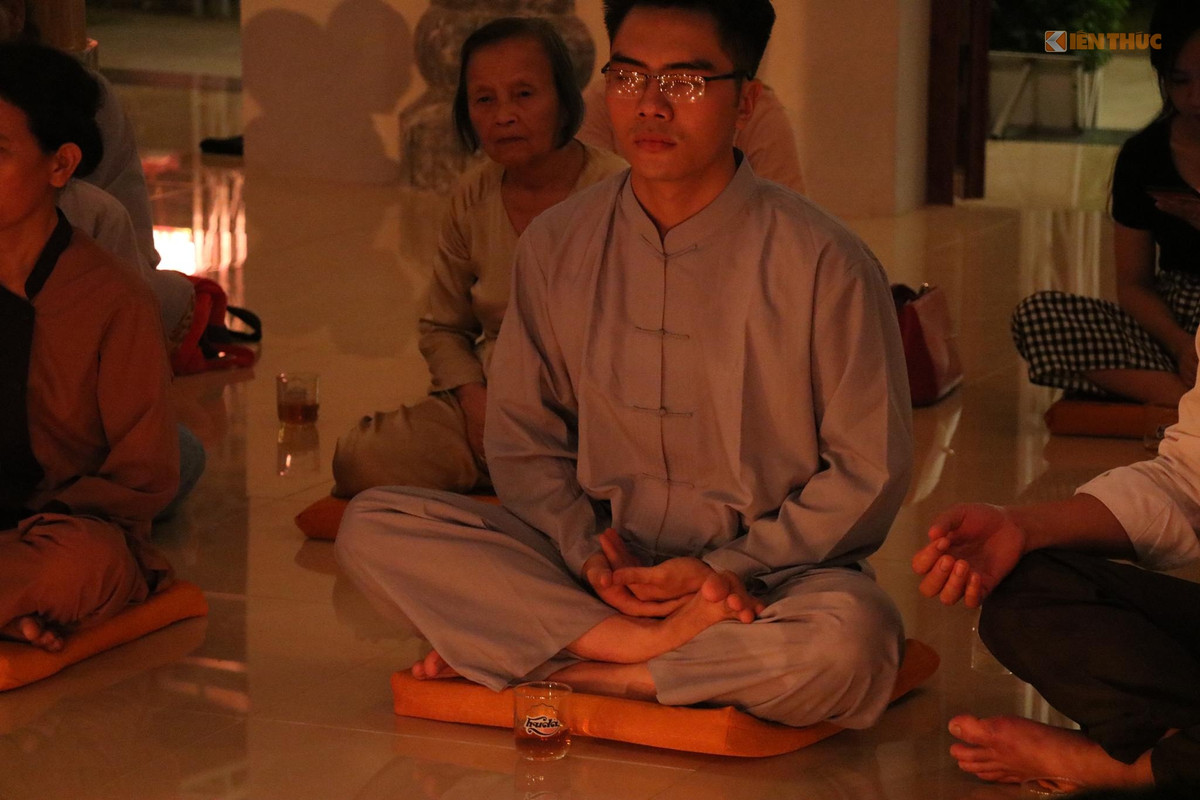 Không gian tĩnh lặng, những chén trà thơm, giao tiếp nhẹ nhàng đủ nghe, thân tâm tĩnh tại, đó là tất cả những gì bạn có thể gặp tại các buổi thiền trà tại chùa Hoằng Phúc (Lệ Thuỷ, Quảng Bình) vào tối chủ nhật hàng tuần. Ảnh: Trung Hiếu. 