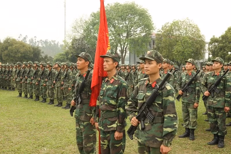 Sử dụng cỡ đạn 5,56x45 chuẩn NATO, khẩu M-18 có sức sát thương kém hơn AK-47 nhưng lại nhỏ gọn hơn, có khả năng lắp ống giảm thanh cùng với đó là tốc độ bắn nhanh và nhẹ. Đây là trang bị rất phù hợp với các lực lượng đòi hỏi cơ động cao hoặc tác chiến trong khu vực chật hẹp. Nguồn ảnh:Infonet.