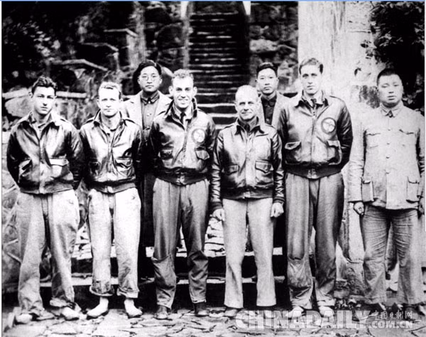 Chuyên gia Trung Quốc chụp ảnh cùng các chuyên gia, cố vấn quân sự Mỹ. Nguồn ảnh: Chinadaily.