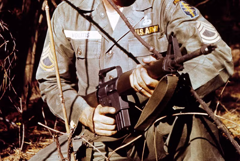 Loại đạn 5,56x45mm được sử dụng kèm với khẩu AR-15 cũng có tốc độ bay nhanh hơn (do nòng súng dài), lên tới 990 mét/giây (gia tốc đầu nòng) trong khi của khẩu AK-47 chỉ là 710 mét/giây. Điều này đồng nghĩa với việc viên đạn của khẩu AR-15 sẽ có sức xuyên mạnh hơn so với khẩu AK-47. Nguồn ảnh:Gawker