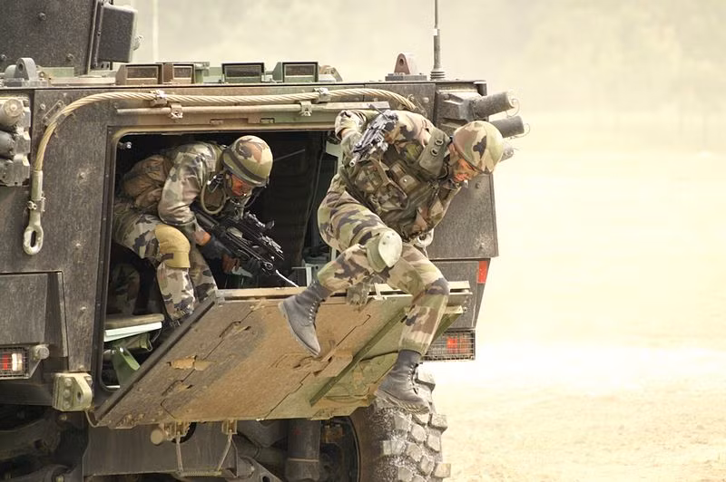 Trong ảnh, binh sĩ đổ bộ bằng cửa hậu của VBCI. Nguồn ảnh: Wikipedia