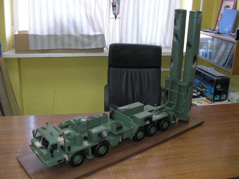 Mô hình xe mang phóng của hệ thống S-500 trưng bày tại một cuộc triển lãm. Ảnh: Defence-blog.