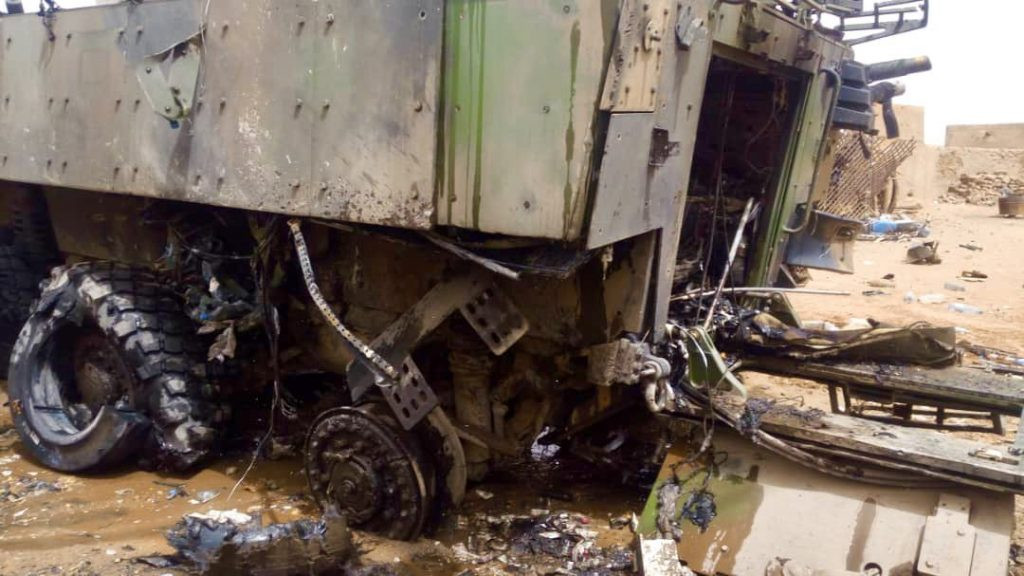 Trong ảnh, vụ tấn công bằng bom xe để lại hậu quả “ghê rợn” với một trong 2 chiếc xe chiến đấu bộ binh VBCI. Có thể thấy rõ, bên trong xe cháy đen thui, do đó thương vong với binh sĩ có thể đoán là rất khủng khiếp. Nguồn ảnh: Defence Blog