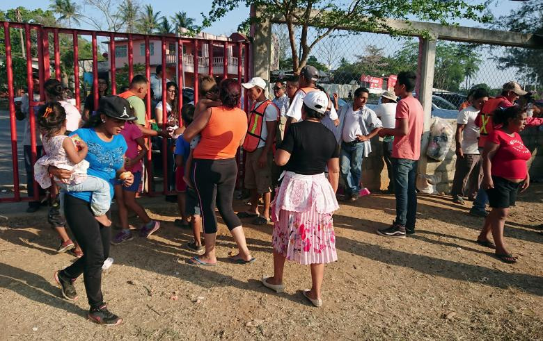 Đoàn người nhập cư Trung Mỹ nhận nước uống từ những tình nguyện viên Công giáo tại Matias Romero, bang Oaxaca, Mêhicô vào hôm 2/4 vừa qua, và họ đã tới rất gần biên giới Mỹ. Ảnh: Reuters.