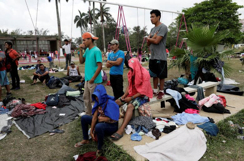 Đoàn di dân sẽ trải qua hành trình dài 3.200km từ biên giới Mexico-Guatemala tới Mỹ. Chính phủ Mexico cho biết thành phần chủ yếu tới từ khu vực Trung Mỹ, bao gồm nhiều người tìm cách thoát khỏi nạn bạo lực nổ ra tại Honduras từ năm 2010. Ảnh: Reuters.
