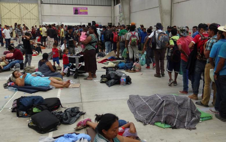 Đoàn người nhập cư đến từ Trung Mỹ tập trung nhận đồ cứu trợ tại tại Ixtepec, Oaxaca, Mexico vào cuối tháng 3 vừa rồi. Ảnh: Reuters.