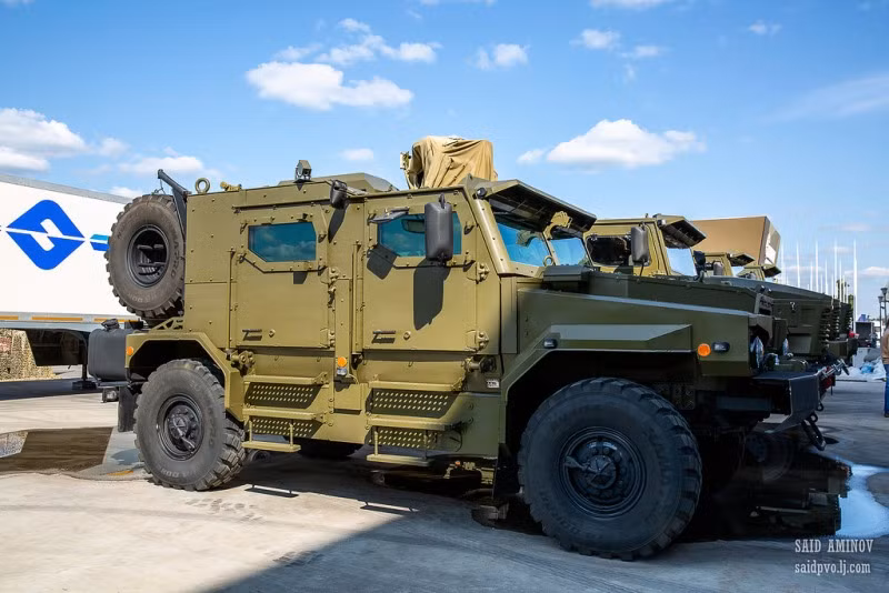Mẫu xe bọc thép chống mìn thế hệ mới chưa rõ định danh. Triển lãm năm nay, các nhà thầu quốc phòng Nga giới thiệu khá nhiều mẫu vũ khí mới. Ảnh: Saidpvo.livejournal.