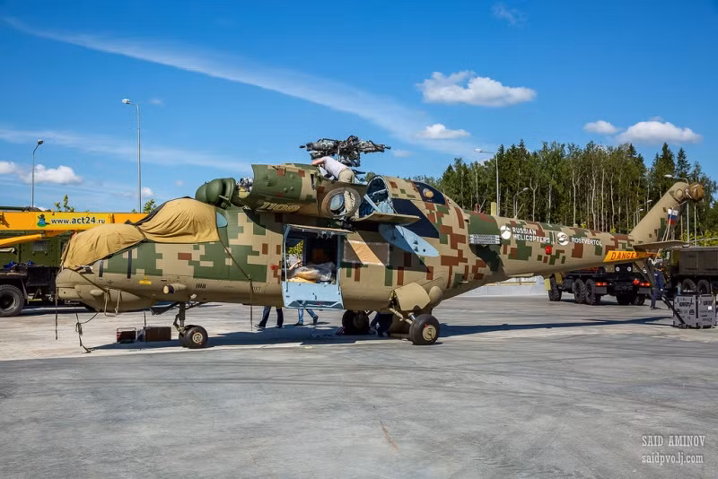 Trực thăng tấn công Mi-35 đang được lắp ráp các bộ phận liên quan, chuẩn bị cho Army 2018. Ảnh: Saidpvo.livejournal.