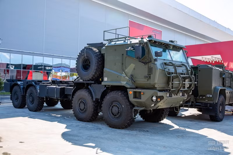 Phiên bản xe bọc thép Tornado được cấu hình làm khung gầm cho hệ thống phòng không Pantsir-SM mới. Ảnh: Saidpvo.livejournal.