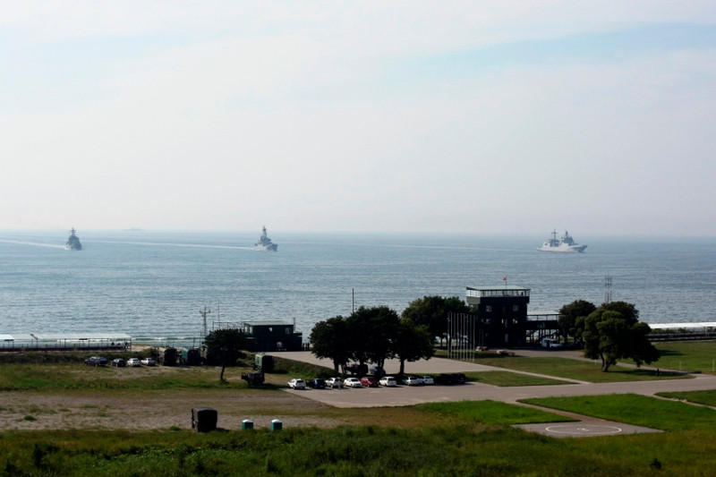 Các tàu đổ bộ cỡ lớn và tàu chiến hộ tống sẽ duy trì cự ly đội hình cách bờ khoảng vài trăm mét, tùy theo độ sâu mặt nước. Ảnh: Bộ Quốc phòng Nga.