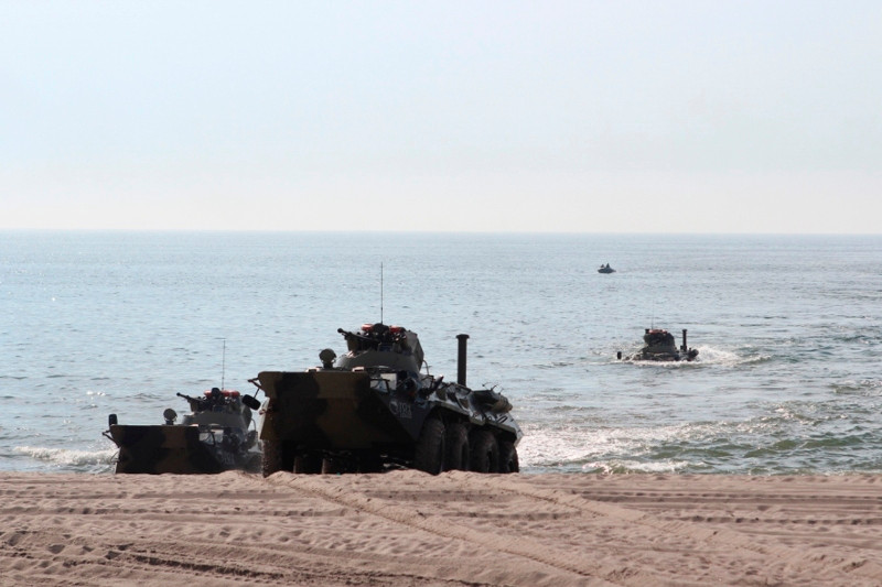 Xe thiết giáp BTR-82A tiến lên bờ trong cuộc tập trận. Trong tương lai gần, năng lực đổ bộ của Hải quân Nga vẫn phải phụ thuộc vào các tàu thế hệ cũ. Ảnh: Bộ Quốc phòng Nga.