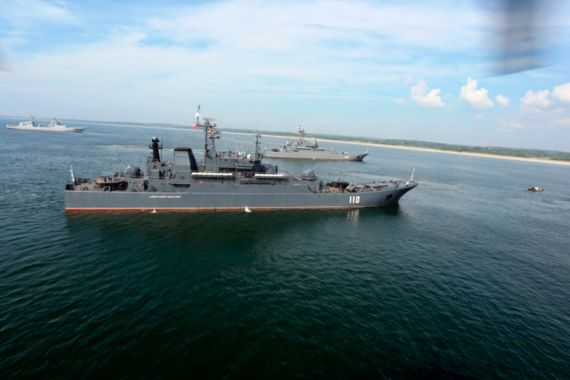 Hải quân Nga vẫn sử dụng các tàu đổ bộ thế hệ cũ với năng lực đổ quân khá hạn chế. Đây là một trong những hạn chế mà Nga đang tìm cách khắc phục. Ảnh: Bộ Quốc phòng Nga.