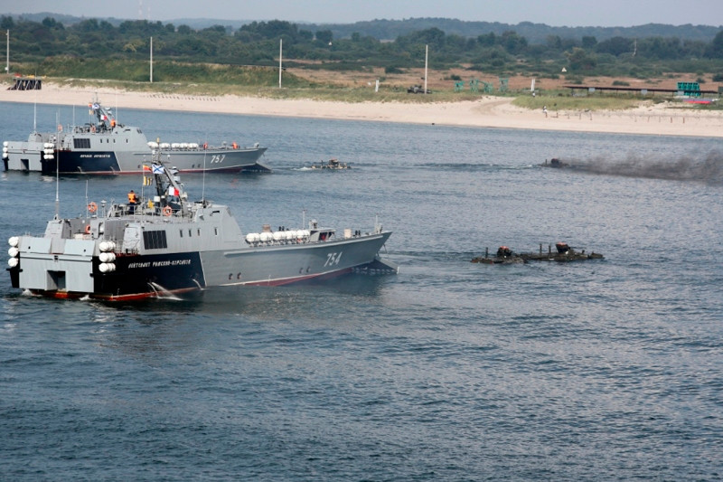 Cách bờ khoảng vài chục mét, xe thiết giáp BTR-82A lội nước chở theo binh sĩ sẽ tiến lên bờ. Các tàu chiến từ ngoài xa sẽ tiếp tục tấn công để áp chế hỏa lực của đối phương, tạo thuận lợi cho lực lượng đổ bộ. Ảnh: Bộ Quốc phòng Nga.