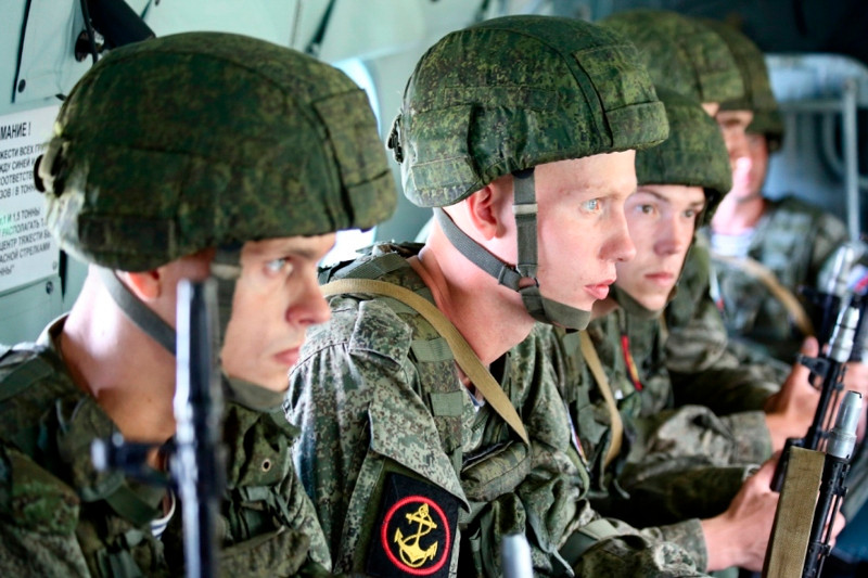 Các binh sĩ với đầy đủ trang bị sẵn sàng cho cuộc tấn công lên bờ. Ảnh: Bộ Quốc phòng Nga.