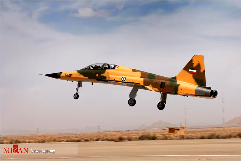  Tiêm kích Kowsar đã có chuyến bay thử nghiệm trước thềm chương trình Ngày Công nghiệp Quốc phòng Quốc gia Iran từ năm 2018. Theo hãng tin Mehr, Kowsar hoạt động rất tốt cho nhiệm vụ hỗ trợ hỏa lực đường không tầm ngắn. Ảnh: Mizan News Agency.