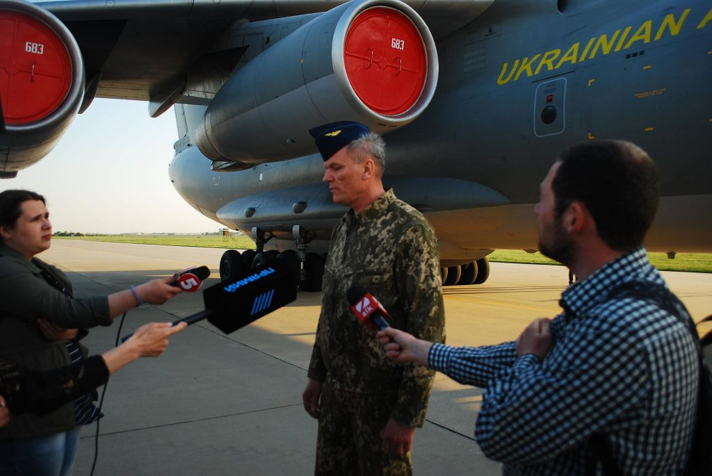 Đại tá Serhii Artemenko trả lời phỏng vấn sau khi hoàn thành sứ mệnh trở về Ukraine. Nguồn ảnh: Spotters.