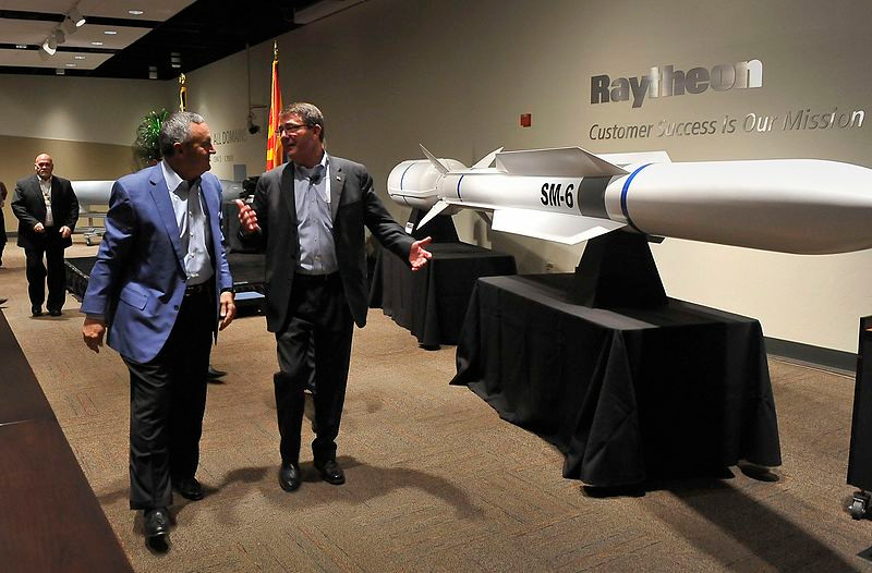 Về tên lửa SM-6 mà tàu chiến Nhật Bản được trang bị, đây là loại tên lửa đánh chặn tầm xa được trang bị nhiều công nghệ mới nhất do Công ty Reytheon của Mỹ phát triển và đưa vào trang bị từ năm 2013 tới nay. So với SM-2, SM-6 hiện đại hơn ở khả năng đánh chặn được các tên lửa hành trình chống hạm tốc độ cao bên cạnh việc bắn hạ hầu hết mọi mục tiêu trên không. Nguồn ảnh: Wikipedia