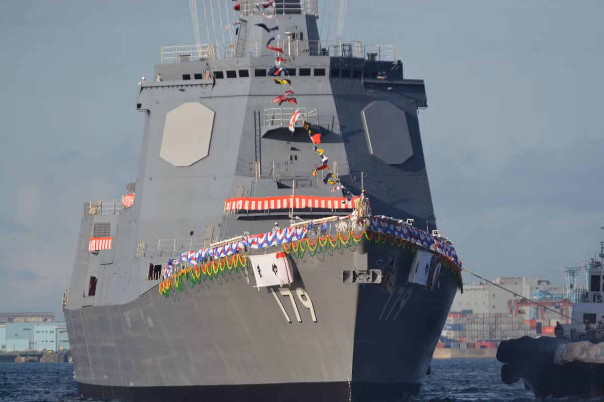 Tạp chí Jane’s ngày 3/9 dẫn lời người phát ngôn Bộ Quốc phòng Nhật Bản cho hay, Tokyo đã quyết định trang bị cho hai chiến hạm lớp Atago Improved (phiên bản nâng cấp của lớp Atago) các tên lửa phòng không SM-6 hiện đại do Mỹ sản xuất. Trong ảnh, chiếc tàu đầu tiên lớp Atago Improved với tên gọi là Maya (số hiệu thân 179). Nguồn ảnh: Youtube