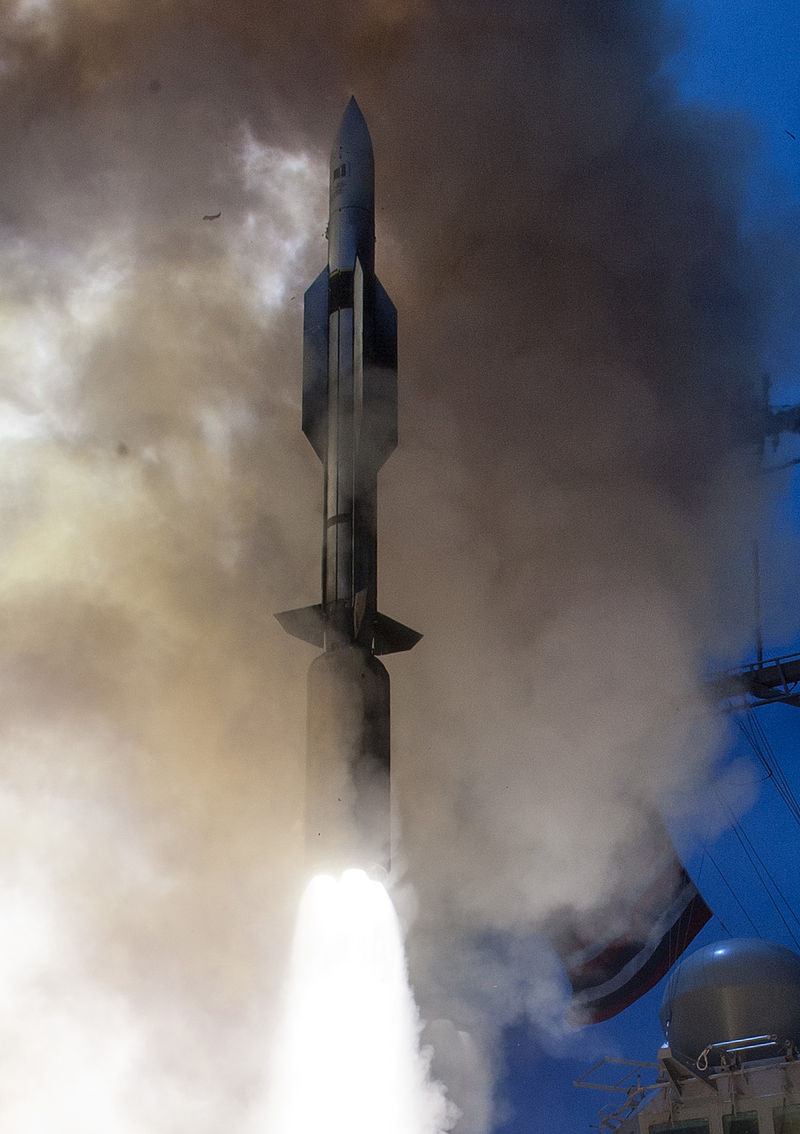 SM-6 có trọng lượng lên tới 1,5 tấn, dài 6,6m, trang bị đầu nổ phá mảnh 64kg với công nghệ dẫn đường cực kỳ hiện đại. Cụ thể, nó được trang bị hệ thống dẫn đường kết hợp giữa hệ dẫn đường quán tính, đầu tự dẫn radar dẫn đường chủ động (phiên bản mở rộng của đầu tự dẫn trên tên lửa không đối không AIM-120C) và radar dẫn đường bán chủ động.... Nguồn ảnh: Wikipedia