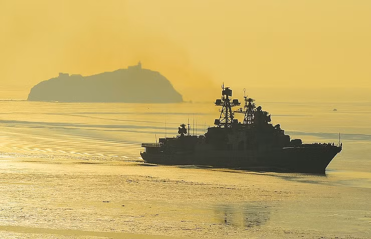 Tàu khu trục chống ngầm lớp Udaloy rời cảng lên đường tập trận. Ảnh: TASS.