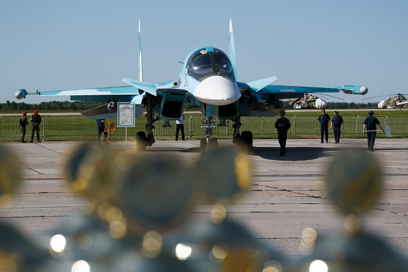 Một tiêm kích bom Su-34 đậu trên đường băng sau khi hoàn thành bài thi. Cuộc thi cũng là dịp để Nga quảng bá các chiến đấu cơ hiện đại với công chúng trong và ngoài nước. Ảnh: Bộ Quốc phòng Nga.