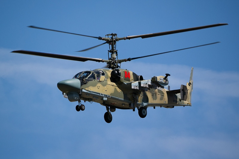 Trực thăng tấn công Ka-52 cất cánh thực hiện bài thi. Cuộc thi có sự tham gia của hầu hết máy bay chiến đấu đang hoạt động trong biên chế Không quân Nga, ngoại trừ tiêm kích tàng hình Su-57. Ảnh: Bộ Quốc phòng Nga.