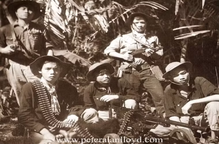 Do là một khẩu súng cá nhân, AK-47 được trang bị cả lưỡi lê để phục vụ đánh cận chiến. Băng đạn của AK-47 chỉ có 30 viên, khả năng bắn áp chế của vũ khí này là không cao, nhất là khi hỏa lực không tập trung. Nguồn ảnh: Peter.