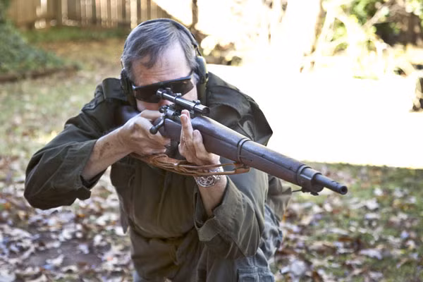 Có độ chính xác cao hơn nhiều so với khẩu M1 Garand, điểm yếu của M1903A4 nằm ở tốc độ bắn của nó, với cơ chế bắn lên đạn bằng tay, khẩu súng này có tốc độ bắn cực chậm và người lính khó có thể tự vệ được với một khẩu súng trường kiểu cổ này khi bị áp sát. Nguồn ảnh: Tube.